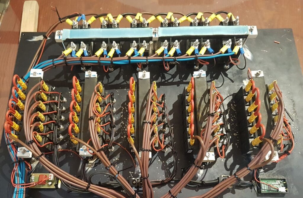 Quadro elettrico di bordo durante un intervento di manutenzione