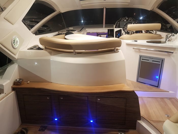 Yacht in lavorazione in cantiere durante un refitting completo