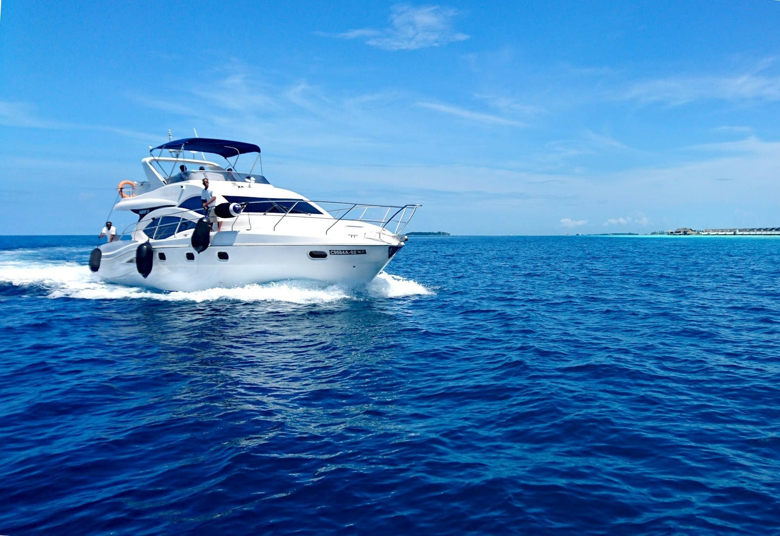 Yacht ormeggiato in marina pronto per la valutazione tecnica